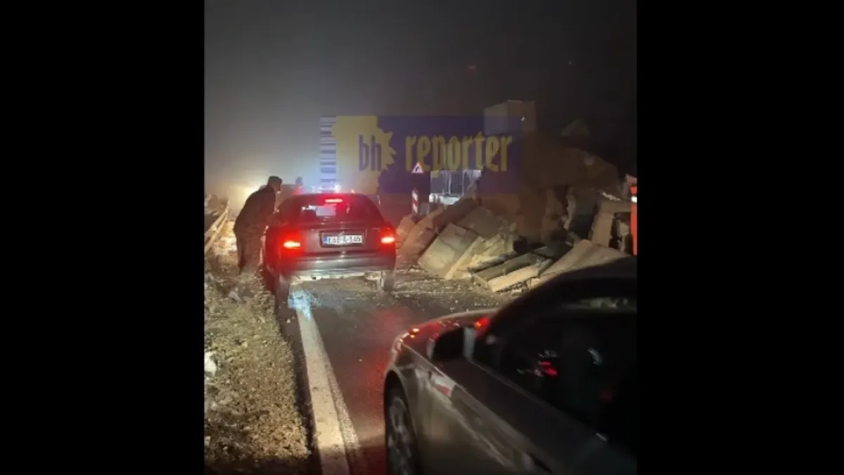 Na terenu ekipama nadležnih službi koje rade na uklanjanju odrona i sanaciji kolovoza pomažu i vozači i putnicu koji su se tu zatekli