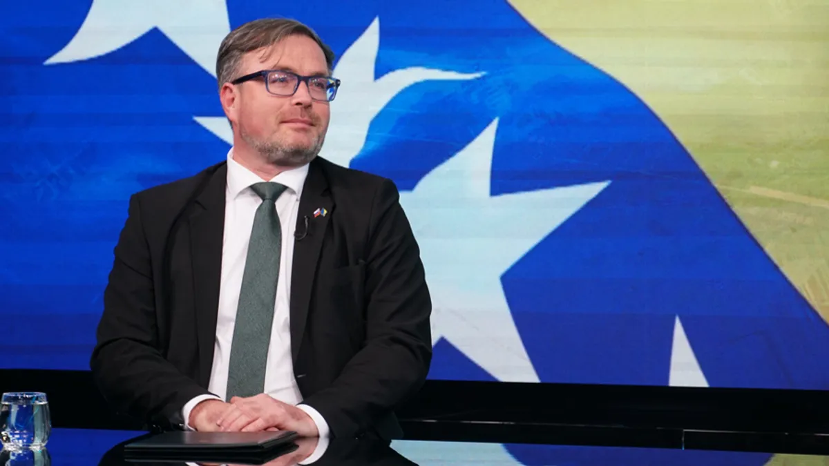 Politički problemi, skandali i brojni izazovi su svakodnevnica Bosne i Hercegovine što nas stalno udaljava od postizanja punopravnog članstva u EU.