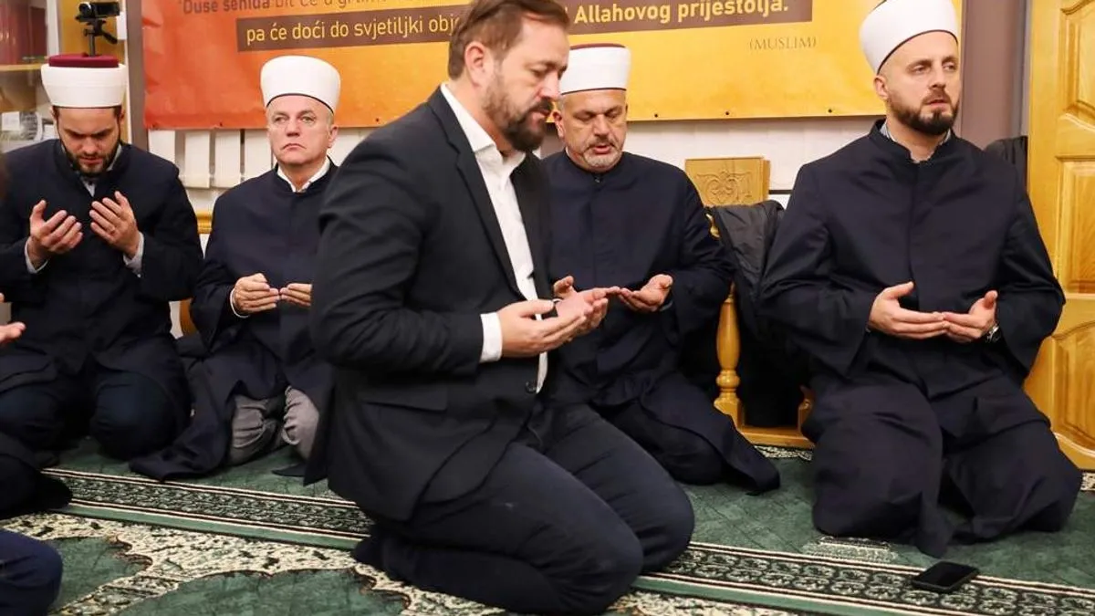 Muftija vojni Hadžić govorio je o značaju heroja u očuvanju državne svijesti i prenošenju vrijednosti budućim generacijama.