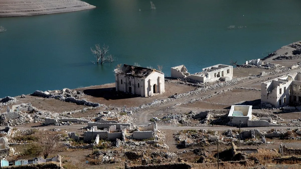 Kada su kapije brane djelimično otvorene, nivo vode je opao, otkrivajući seoske kuće, džamiju, crkvu i neke historijske građevine