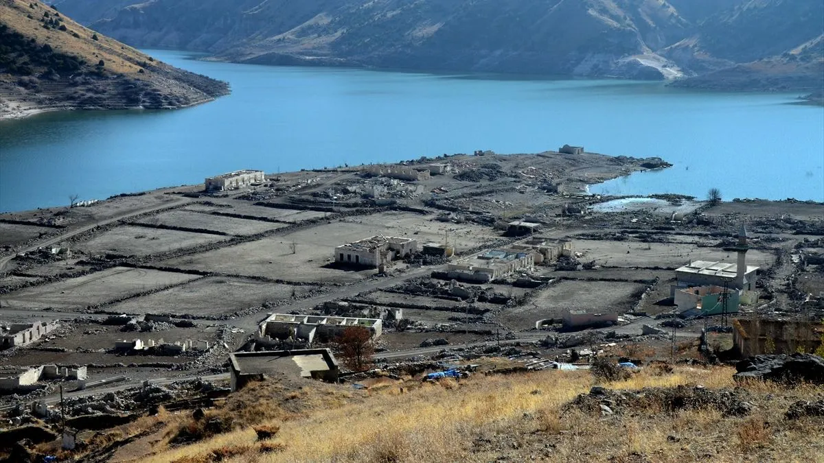 Kada su kapije brane djelimično otvorene, nivo vode je opao, otkrivajući seoske kuće, džamiju, crkvu i neke historijske građevine
