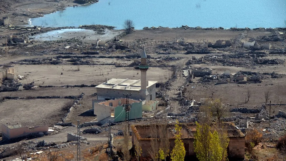 Kada su kapije brane djelimično otvorene, nivo vode je opao, otkrivajući seoske kuće, džamiju, crkvu i neke historijske građevine