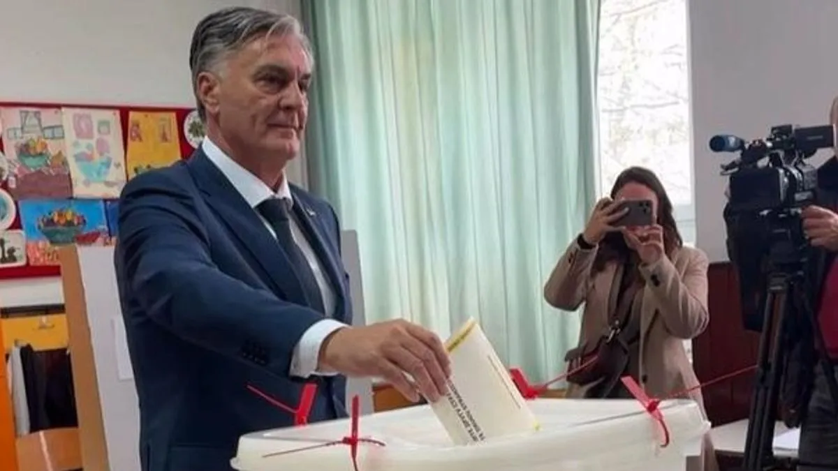 U isto vrijeme, na biračkom mjestu u Laktašima glasao je i Milorad Dodik, predsjednik SNSD-a i ključna politička podrška Karanovoj kandidaturi.