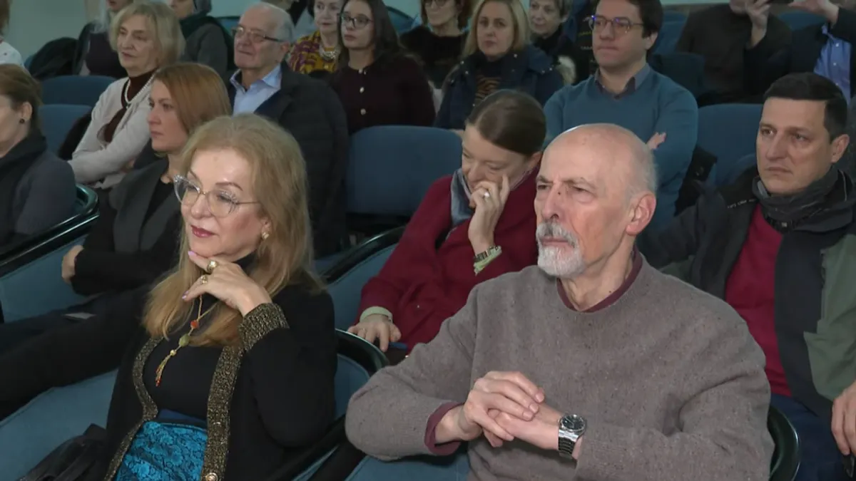 Kada je riječ o Srebrenici, umjetnost često preuzima ulogu glasnika koji popunjava prazninu nastalu tamo gdje riječi nijemo stanu.