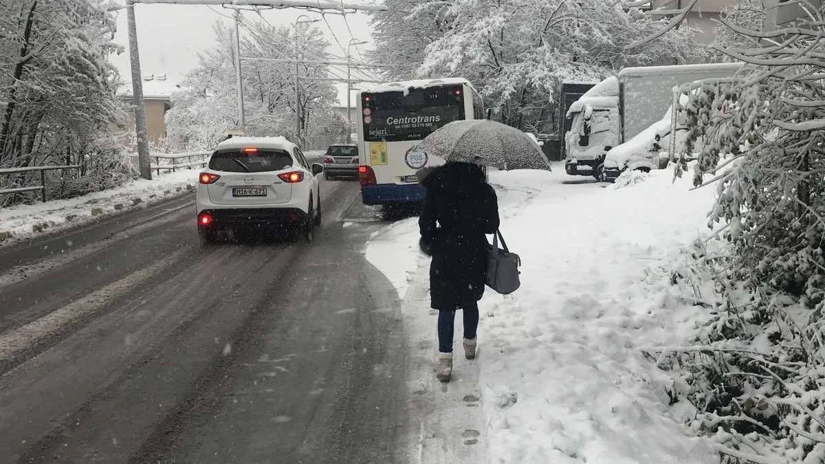 Nadležne službe za čišćenje puteva još jednom su zakazale, pa je već s prvim ozbiljnijim padavinama došlo do zastoja, blokada i otežanog kretanja vozila.
