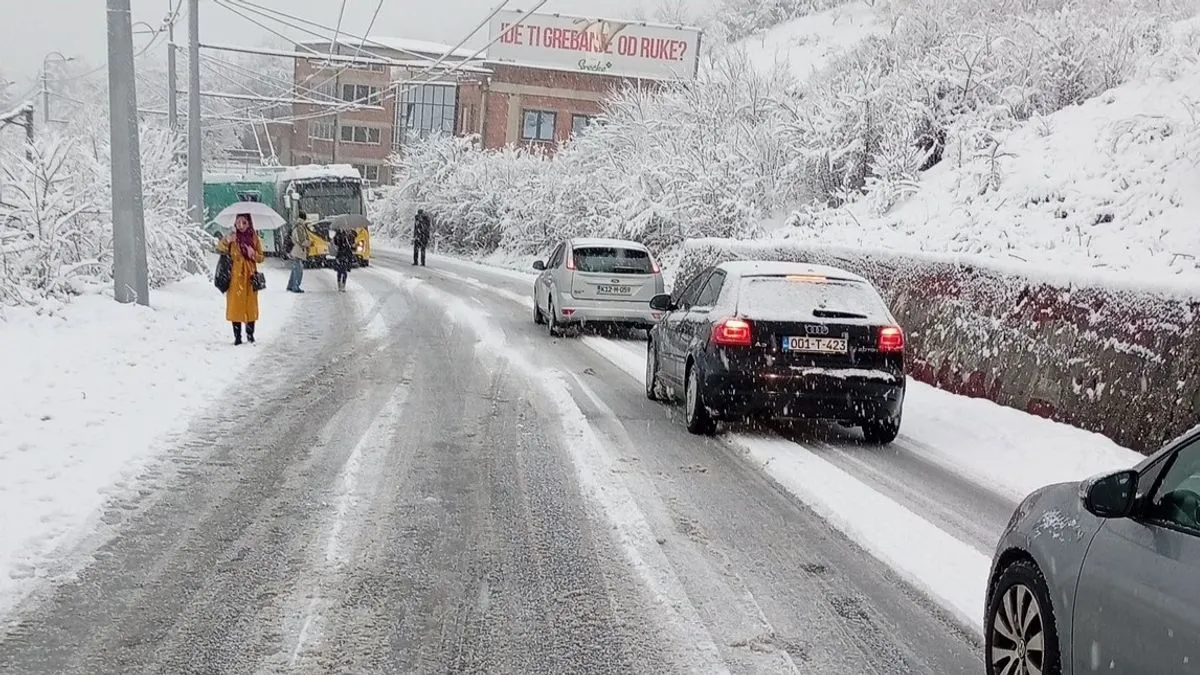 Nadležne službe za čišćenje puteva još jednom su zakazale, pa je već s prvim ozbiljnijim padavinama došlo do zastoja, blokada i otežanog kretanja vozila.