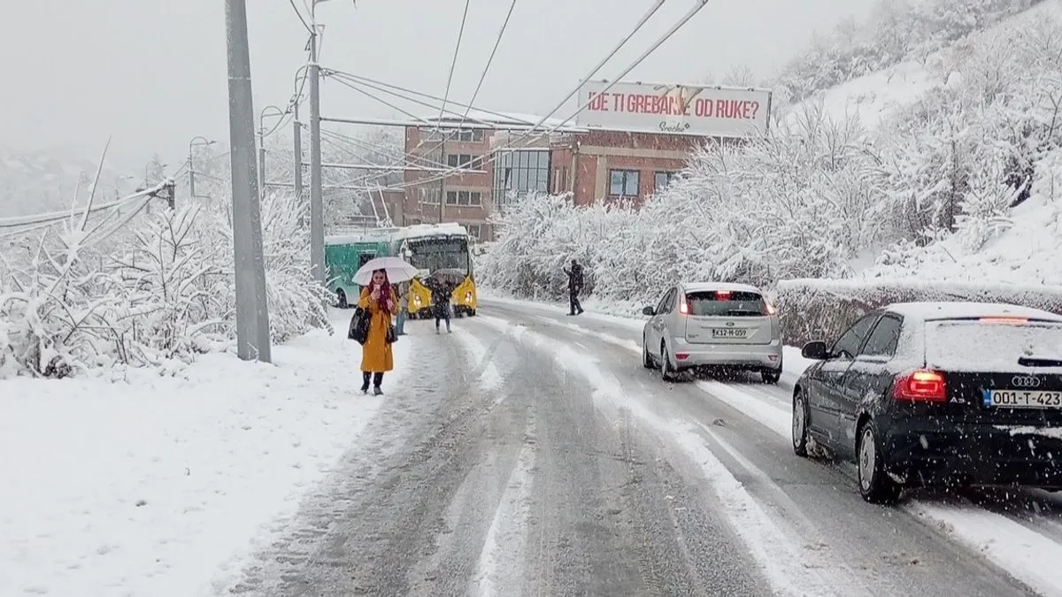Nadležne službe za čišćenje puteva još jednom su zakazale, pa je već s prvim ozbiljnijim padavinama došlo do zastoja, blokada i otežanog kretanja vozila.