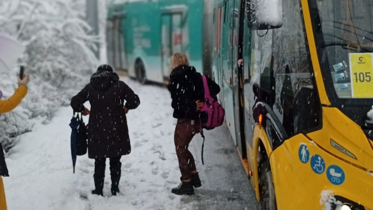 Nadležne službe za čišćenje puteva još jednom su zakazale, pa je već s prvim ozbiljnijim padavinama došlo do zastoja, blokada i otežanog kretanja vozila.