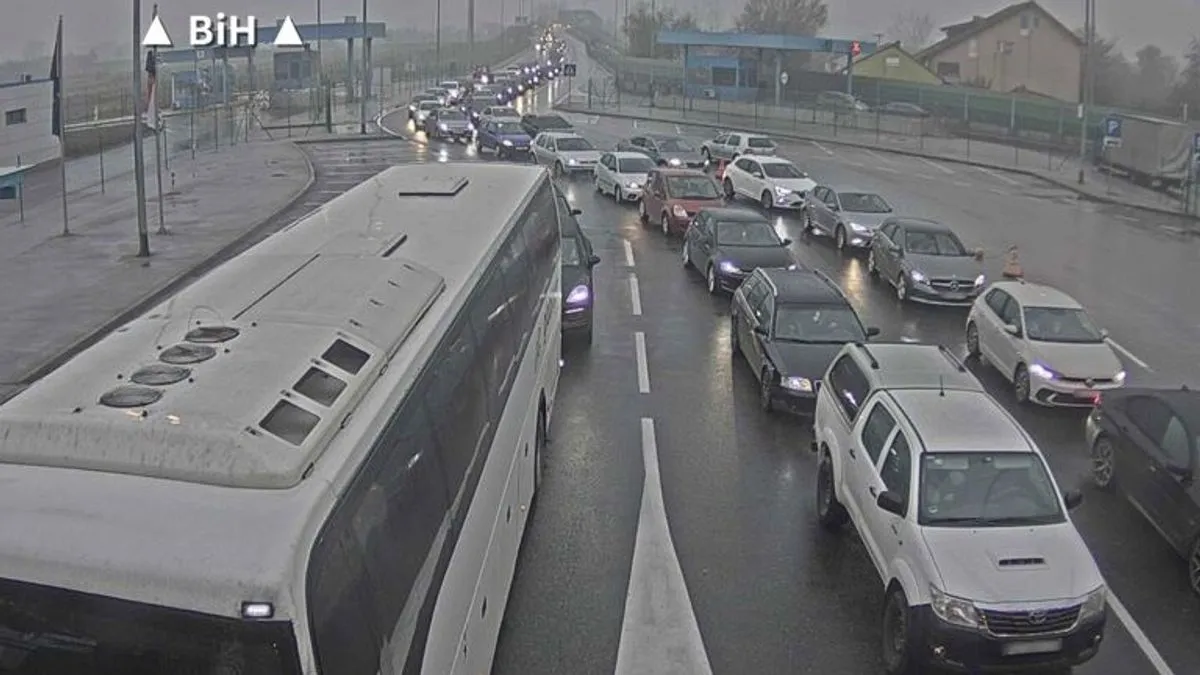 Jak vjetar povremeno ruši drveće i granje na saobraćajnice, pa se vozačima savjetuje maksimalan oprez.