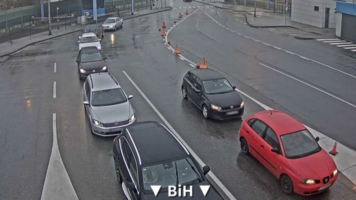 Jak vjetar povremeno ruši drveće i granje na saobraćajnice, pa se vozačima savjetuje maksimalan oprez.