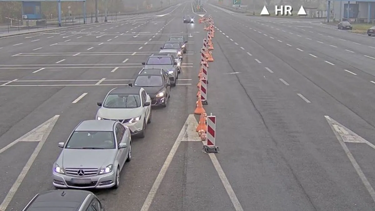 Jak vjetar povremeno ruši drveće i granje na saobraćajnice, pa se vozačima savjetuje maksimalan oprez.