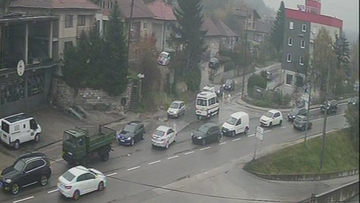 Jak vjetar povremeno ruši drveće i granje na saobraćajnice, pa se vozačima savjetuje maksimalan oprez.