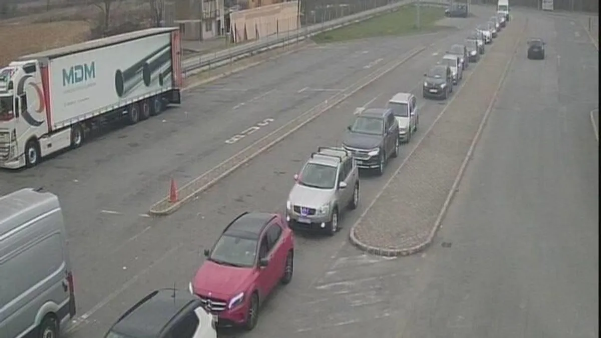 Jak vjetar povremeno ruši drveće i granje na saobraćajnice, pa se vozačima savjetuje maksimalan oprez.