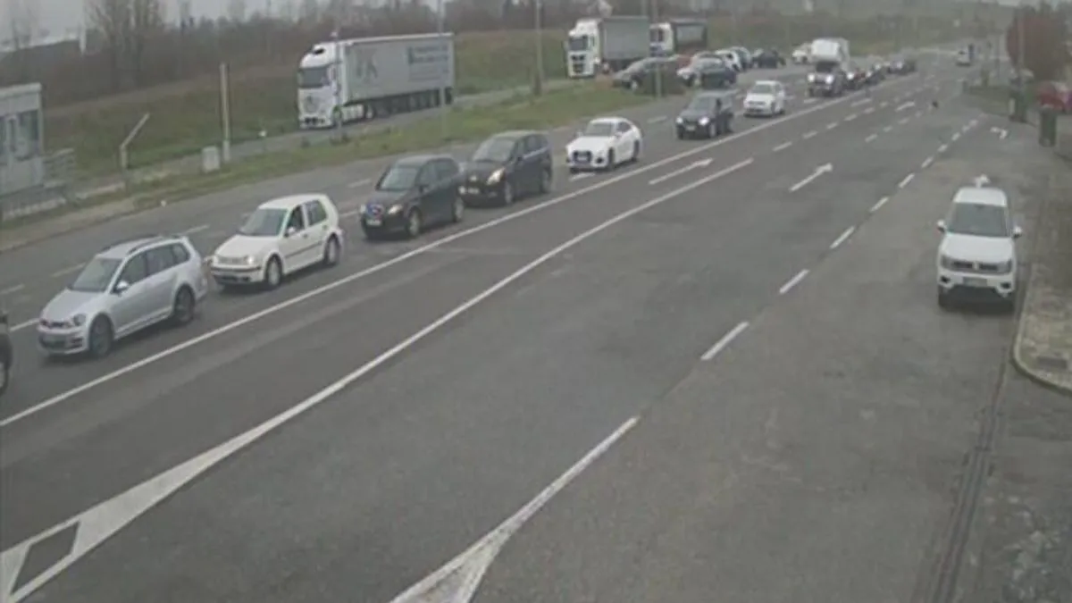 Jak vjetar povremeno ruši drveće i granje na saobraćajnice, pa se vozačima savjetuje maksimalan oprez.