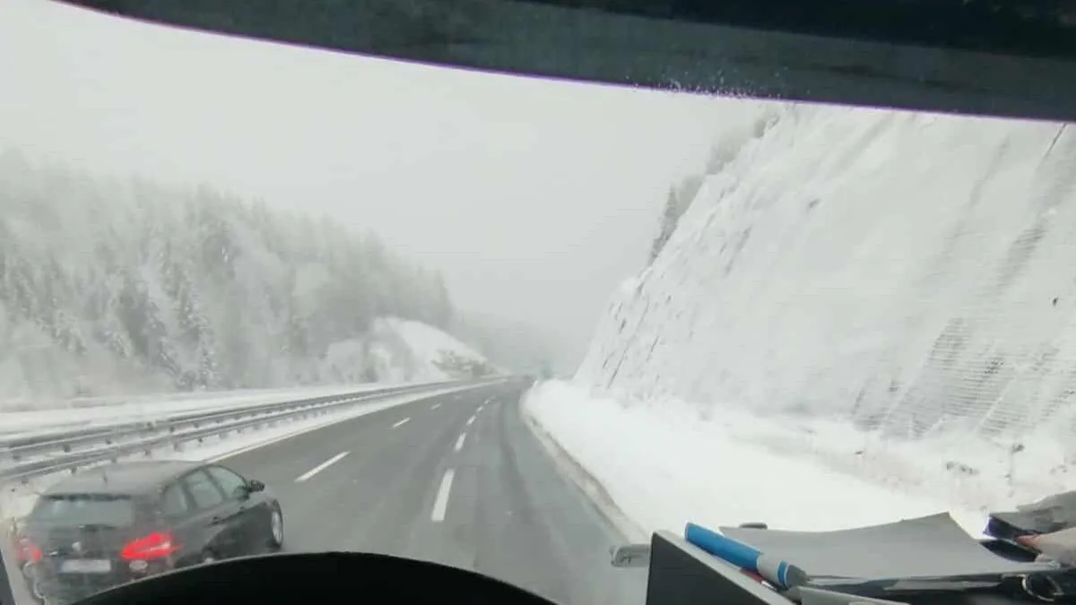 S obzirom na prognozirani nastavak padavina tokom dana, nadležne službe još jednom upozoravaju vozače da cestu ne koriste bez kompletne zimske opreme.