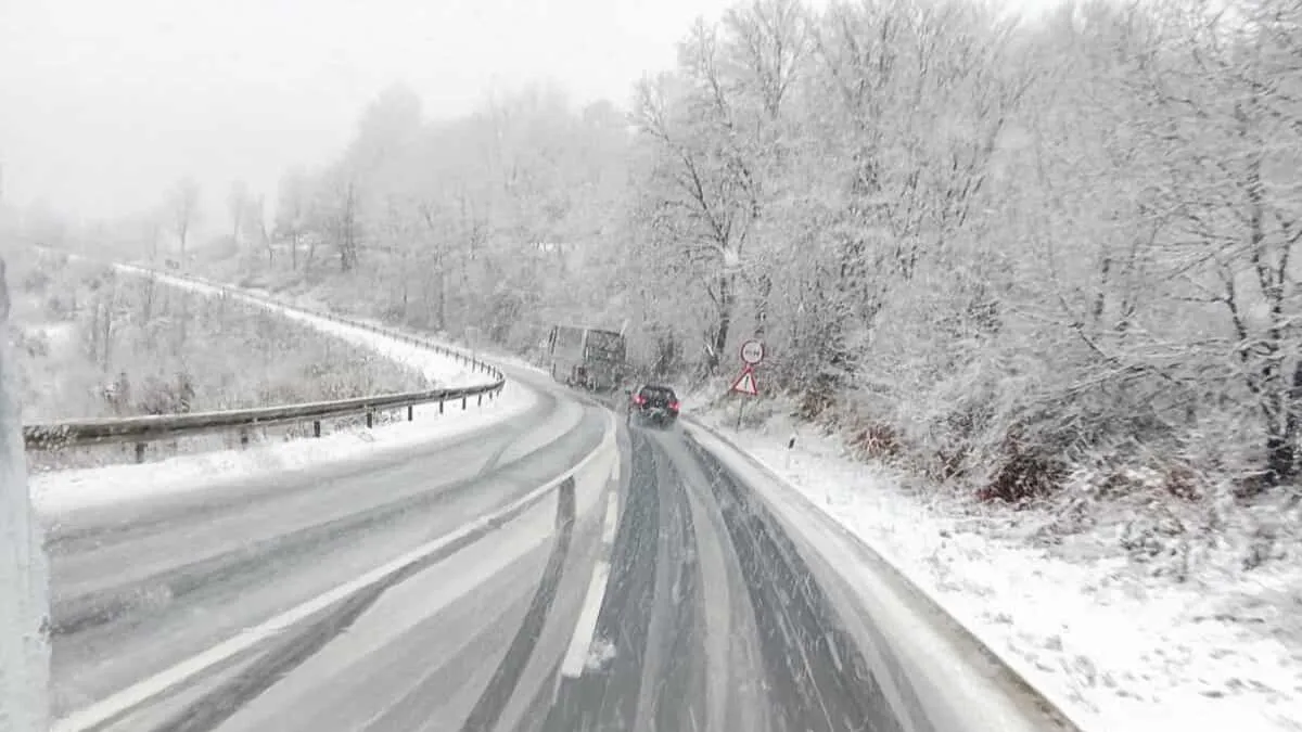 Snijeg zatrpao puteve u BiH: Pročitajte gdje je najkritičnije