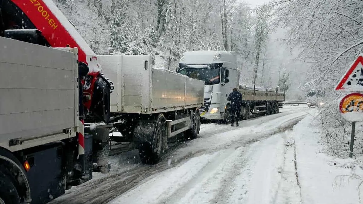 S obzirom na prognozirani nastavak padavina tokom dana, nadležne službe još jednom upozoravaju vozače da cestu ne koriste bez kompletne zimske opreme.