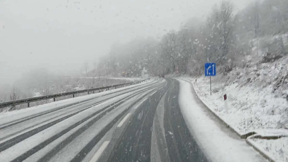 S obzirom na prognozirani nastavak padavina tokom dana, nadležne službe još jednom upozoravaju vozače da cestu ne koriste bez kompletne zimske opreme.