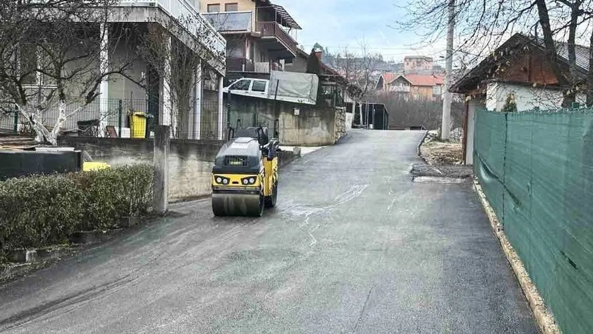 Na terenu je aktivna teška mehanizacija, a predviđeni zahvati obuhvataju kompletno pripremanje podloge.