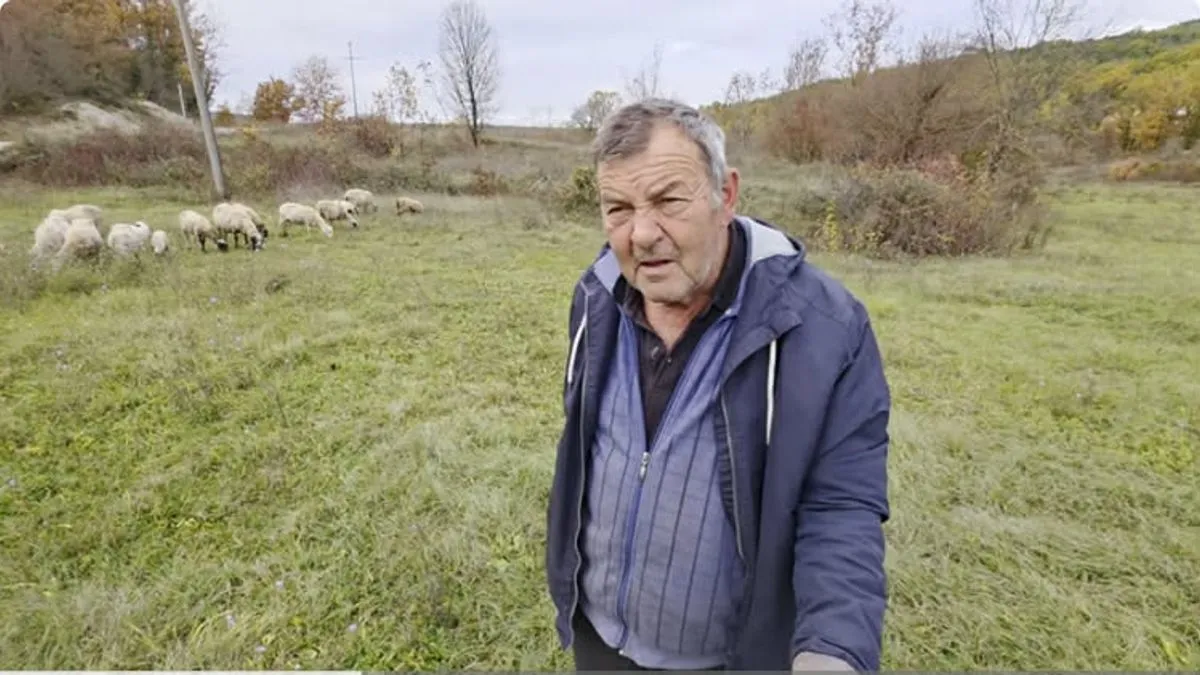 U selu Ružiće kod Gruda živi Stipe Šimić – čovjek koji živi sam, ali uvjerava da nikada nije usamljen.