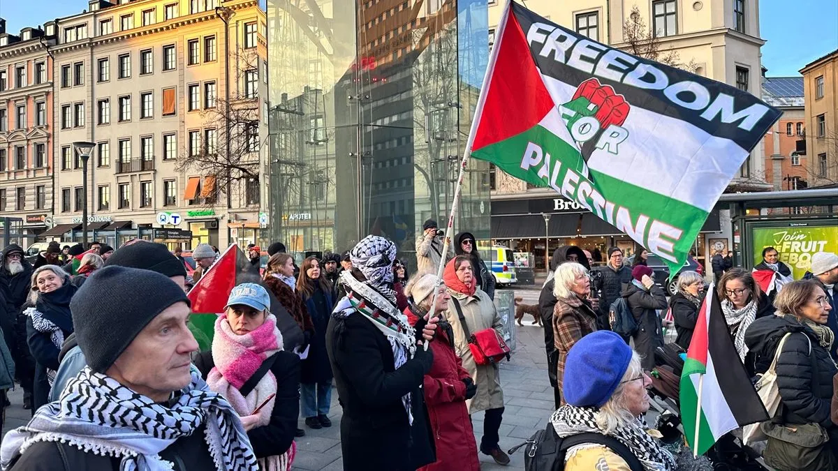 Učesnici protesta pozvali su međunarodnu zajednicu da hitno reaguje i osigura zaštitu civila te nesmetan protok humanitarne pomoći
