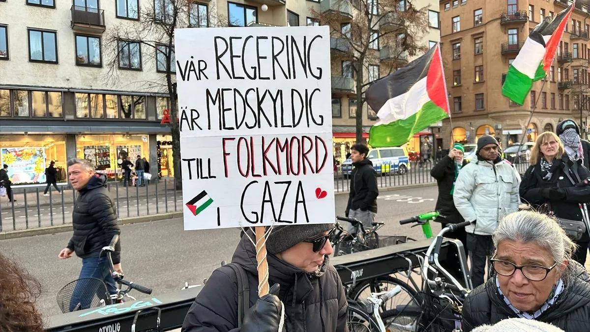 Učesnici protesta pozvali su međunarodnu zajednicu da hitno reaguje i osigura zaštitu civila te nesmetan protok humanitarne pomoći