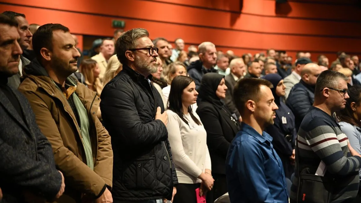 Istakao je da BiH stagnira već 15 godina, te da se ključni državni procesi urušavaju jer nedostaje odlučnosti i znanja. 