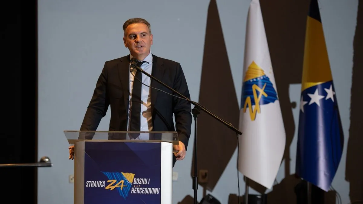 Istakao je da BiH stagnira već 15 godina, te da se ključni državni procesi urušavaju jer nedostaje odlučnosti i znanja. 