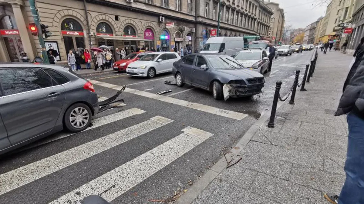 Od siline udraca, na saobraćajnici su razasuti dijelovi automobila. 