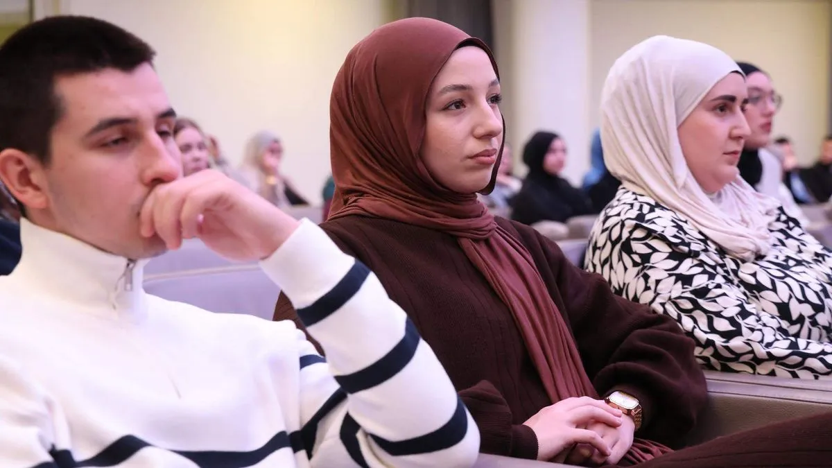 U Gazi Husrev-begovoj biblioteci u Sarajevu večeras je održana svečana akademija Mreže mladih Muftijstva sarajevskog povodom Dana državnosti Bosne i Hercegovine.