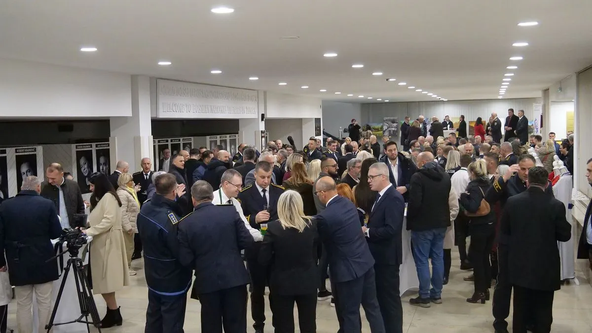 Premijer Nezir Pivić uputio je čestitke okupljenim građanima, poručivši da je datum iz 1943. godine jedan od ključnih trenutaka u historiji zemlje.