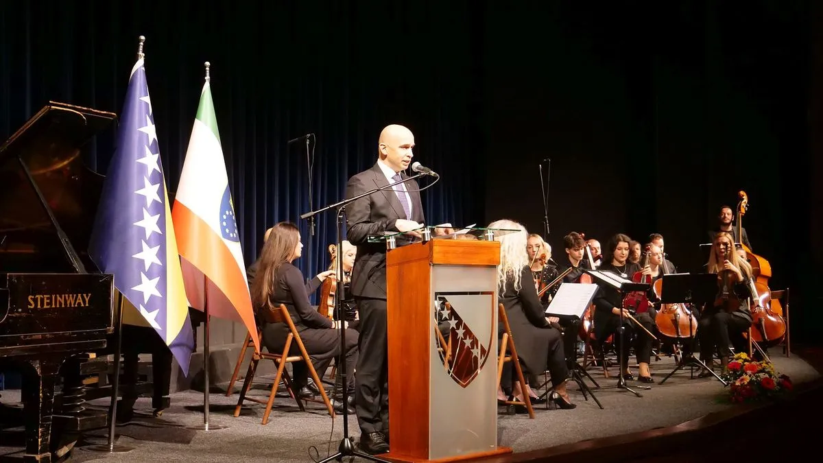 Premijer Nezir Pivić uputio je čestitke okupljenim građanima, poručivši da je datum iz 1943. godine jedan od ključnih trenutaka u historiji zemlje.