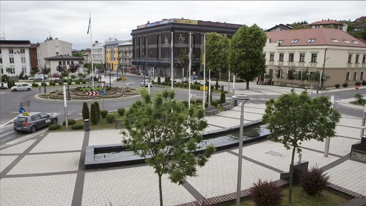 Autor murala, Ismar Ružnić, oglasio se povodom uklanjanja i poručio da je mural nastao volonterski, iz ljubavi prema Cazinu