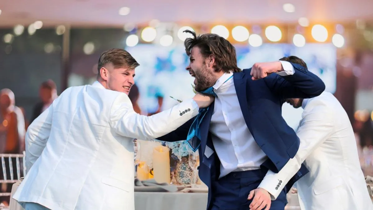 Kada se oštećeni okrenuo, osumnjičeni mu je, prema optužnici, zadao još jedan udarac, ovaj put šakom u usta.