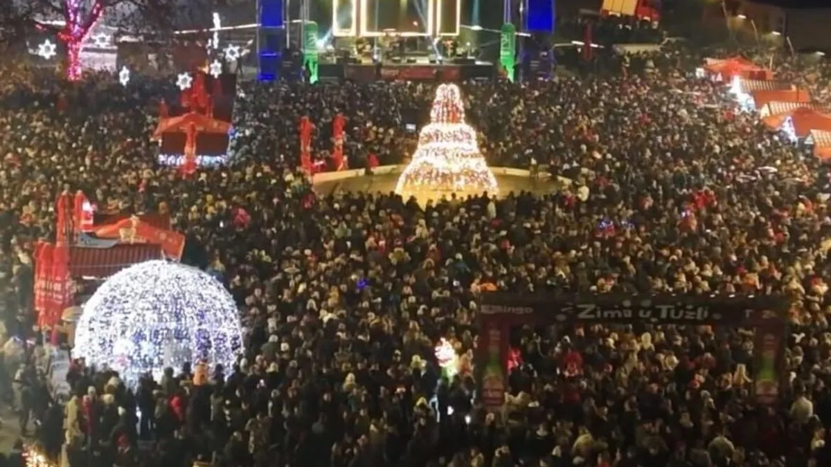 Turistička zajednica grada Tuzla i Grad Tuzla donijeli su odluku o otkazivanju tradicionalne manifestacije "Zima u Tuzli" i javnog dočeka Nove godine. 