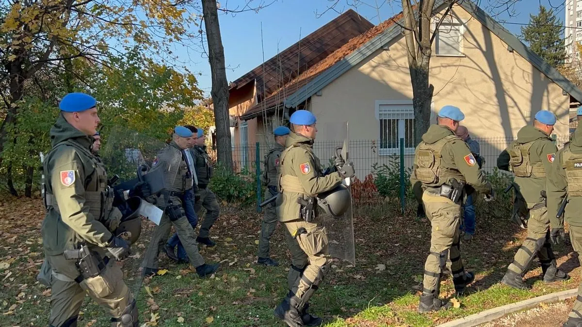 Umjesto susreta s građanima, angažovan je veliki broj specijalnih policijskih snaga radi zaštite premijera i sjednice Vlade.