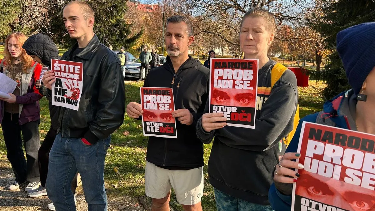 Premijer Uk krije se iza policije: Demonstranti ga ispratili uzvikujući: Kukavica!