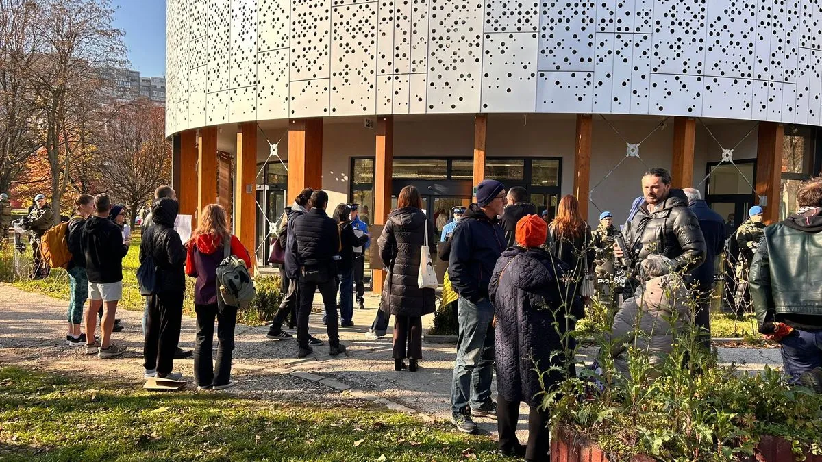 Umjesto susreta s građanima, angažovan je veliki broj specijalnih policijskih snaga radi zaštite premijera i sjednice Vlade.