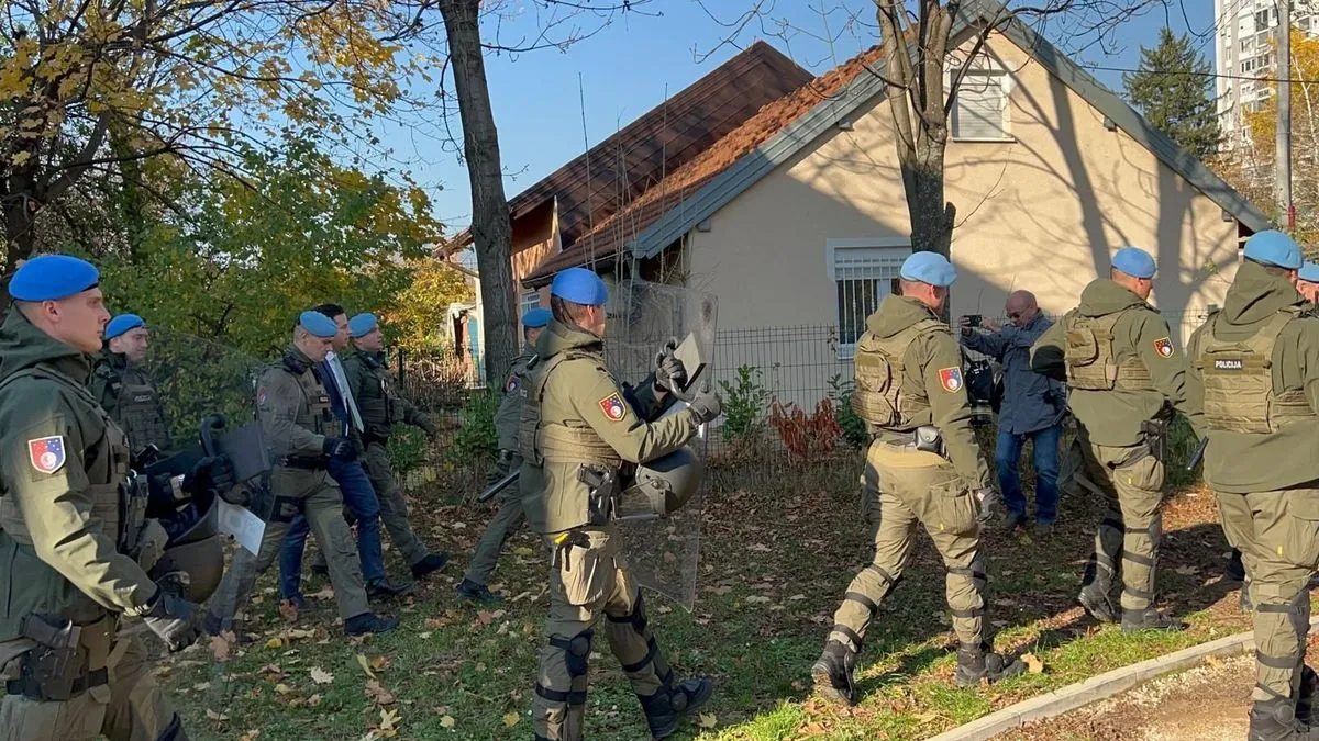 Umjesto susreta s građanima, angažovan je veliki broj specijalnih policijskih snaga radi zaštite premijera i sjednice Vlade.