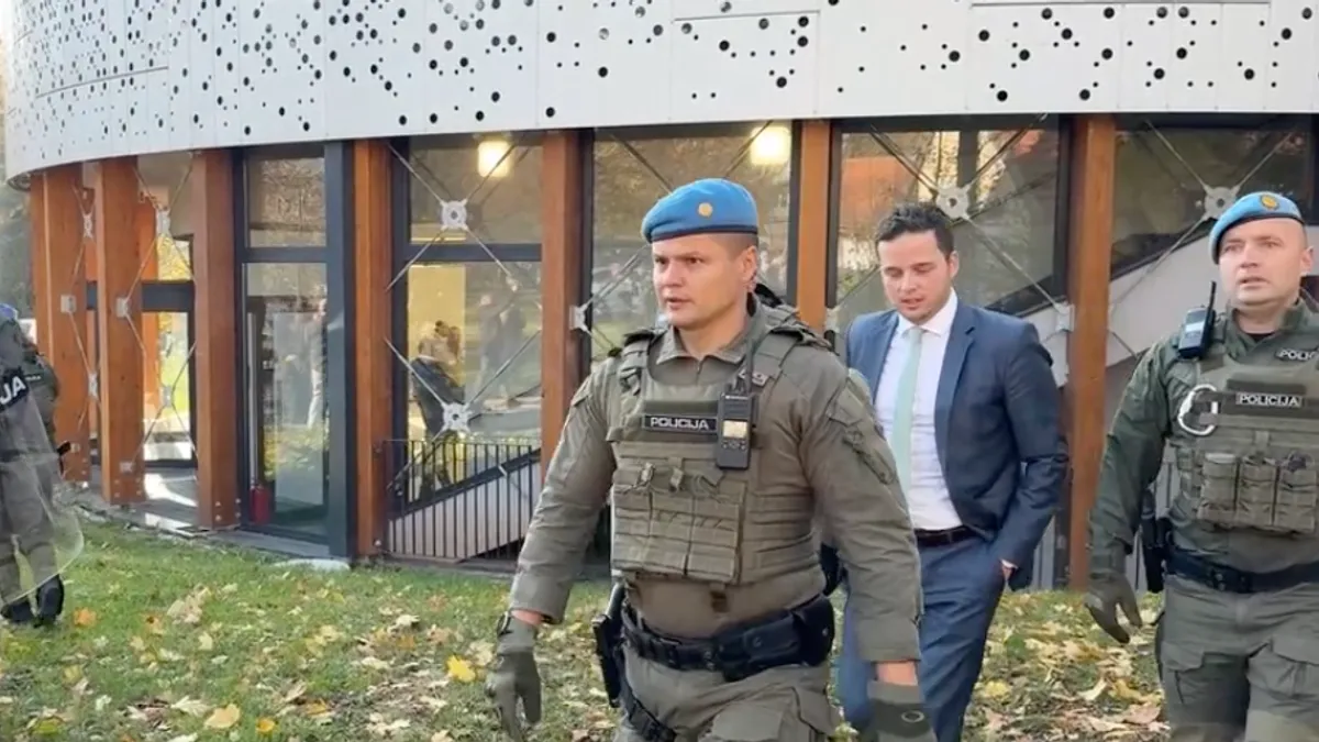 Premijer Uk krije se iza policije: Demonstranti ga ispratili uzvikujući: Kukavica!