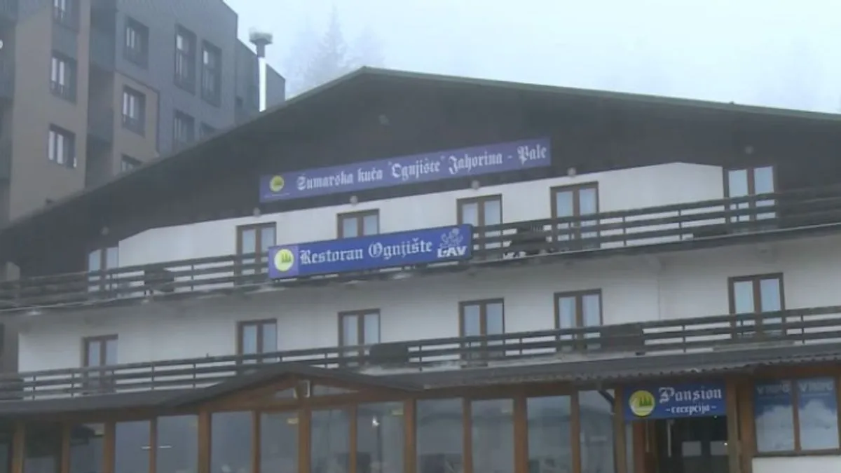 Objekat Ognjište ima oko 80 kreveta i restoran i dok je, do prije nekoliko godina, bio pod zakupom važio je za jedno od najpoželjnih mjesta na planini.