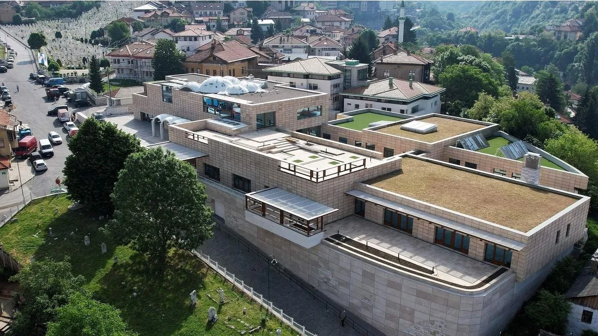 Istovremeno, poziva Tužilaštvo i Centralnu izbornu komisiju Bosne i Hercegovine da reaguju na očito kršenje zakona