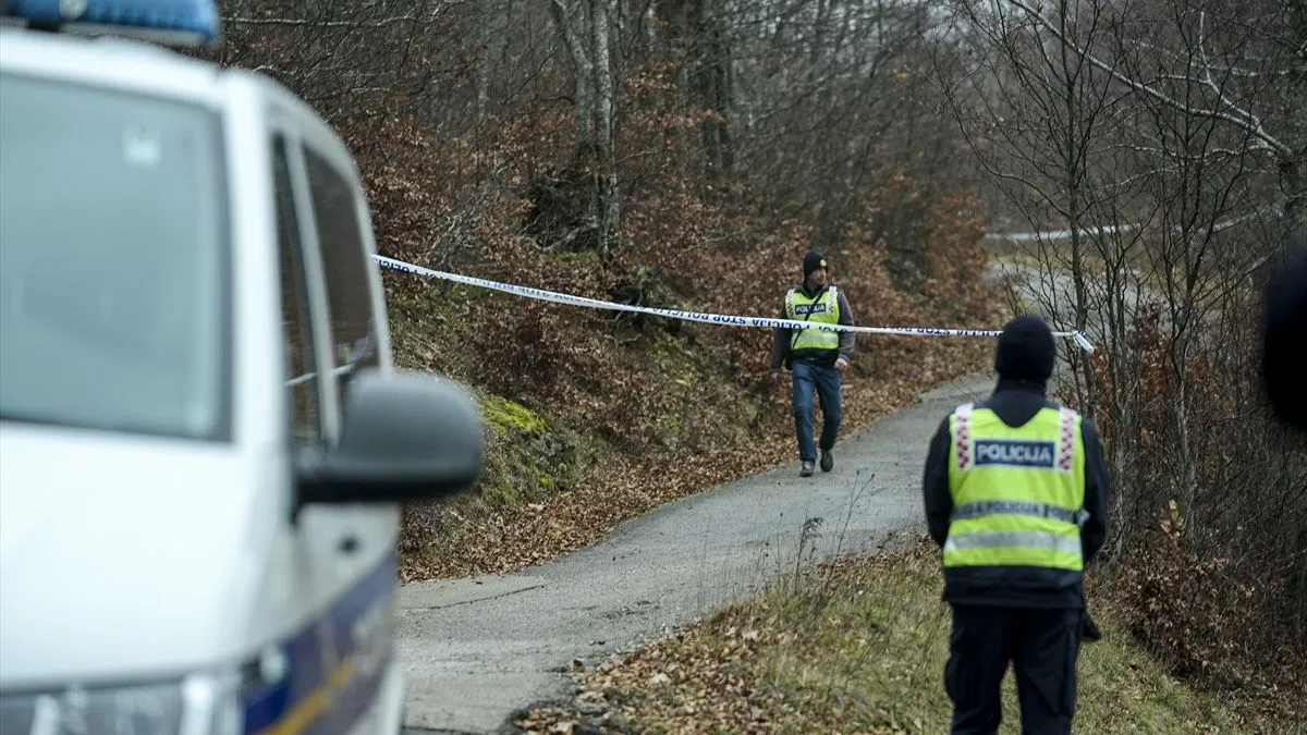 Područje gdje je sinoć pao avion, ograđeno trakom te da ga osiguravaju pripadnici hrvatske policije 