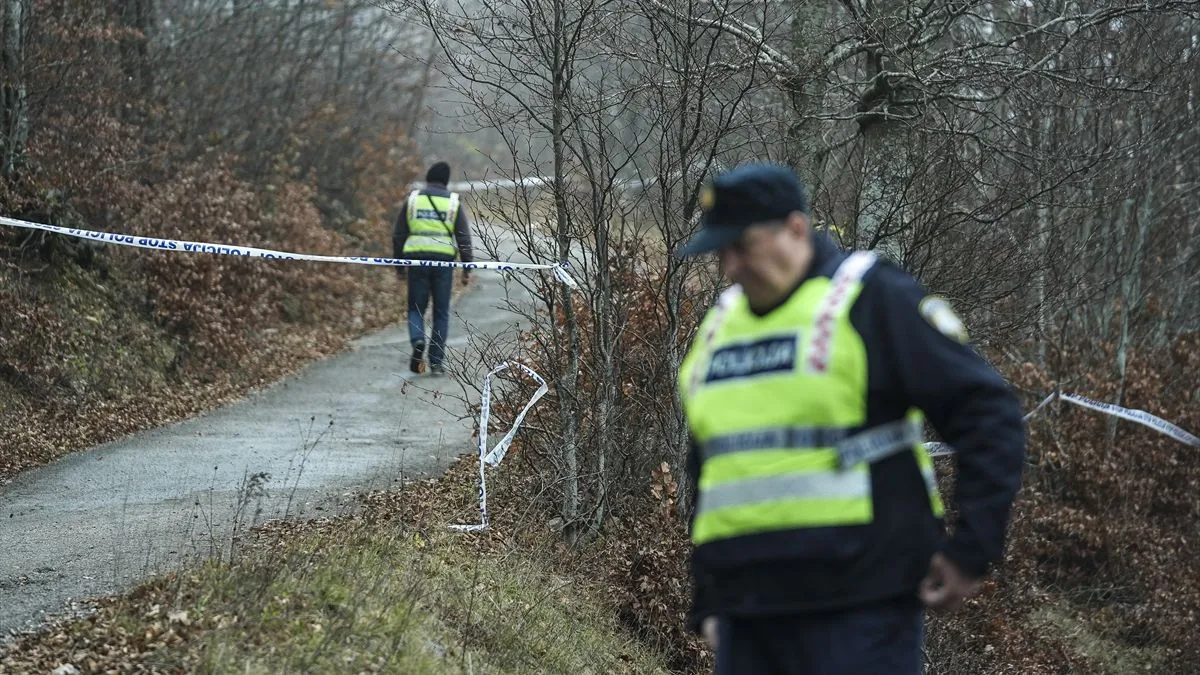 Područje gdje je sinoć pao avion, ograđeno trakom te da ga osiguravaju pripadnici hrvatske policije 