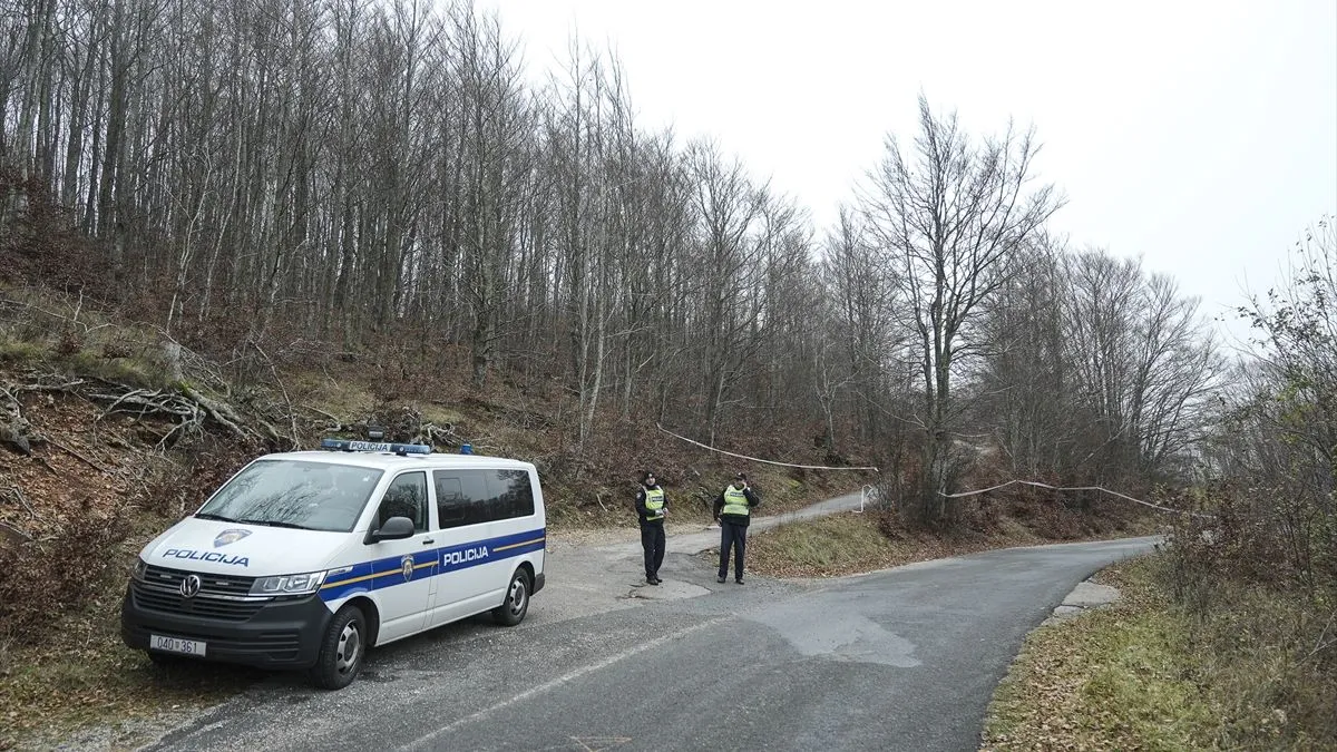 Područje gdje je sinoć pao avion, ograđeno trakom te da ga osiguravaju pripadnici hrvatske policije 