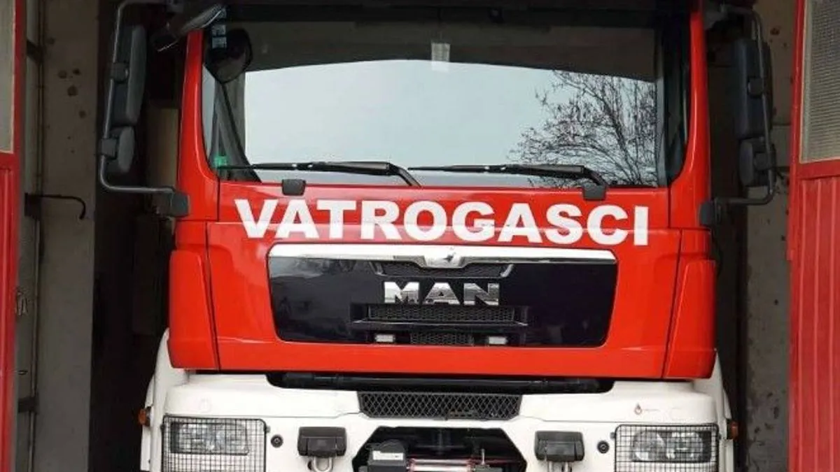 Dva vatrogasna vozila upućena su na intervenciju, a vatra je brzo stavljena pod kontrolu i ugašena