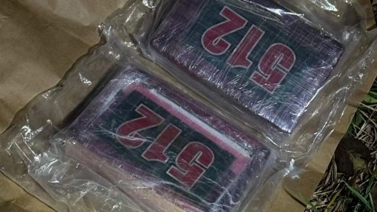 Uz drogu, oduzeta su tri pištolja, znatna količina municije, više mobilnih telefona, digitalna vaga, 300 eura i 530 konvertibilnih maraka.