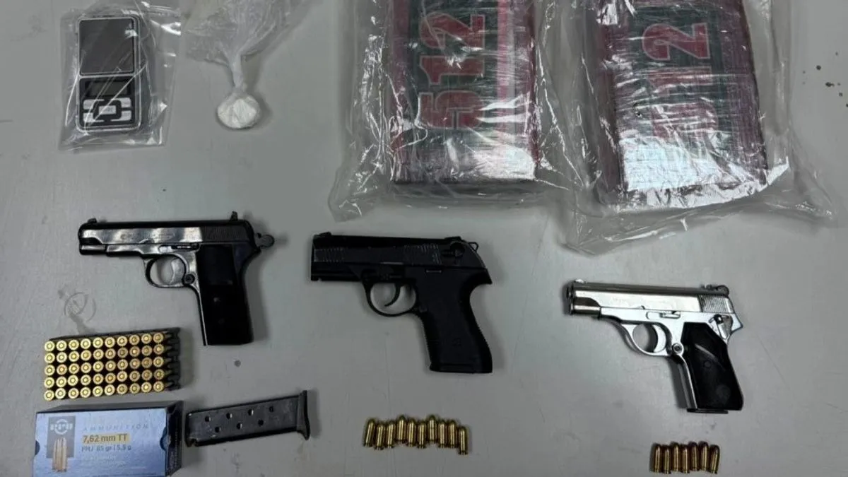 Uz drogu, oduzeta su tri pištolja, znatna količina municije, više mobilnih telefona, digitalna vaga, 300 eura i 530 konvertibilnih maraka.