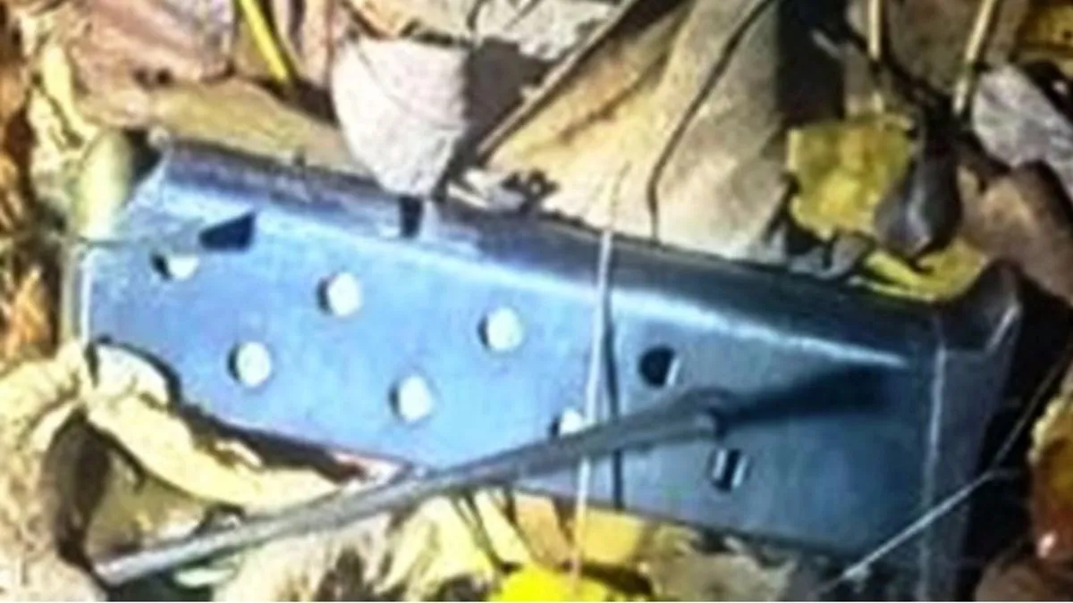 Uz drogu, oduzeta su tri pištolja, znatna količina municije, više mobilnih telefona, digitalna vaga, 300 eura i 530 konvertibilnih maraka.