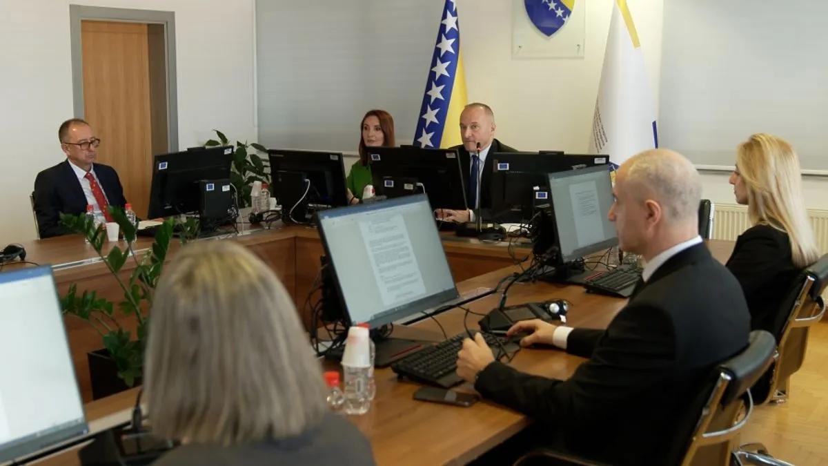 Pri imenovanju, VSTV BiH primjenjuje odgovarajuće ustavne odredbe kojima se uređuju jednaka prava i zastupljenost konstitutivnih naroda i ostalih